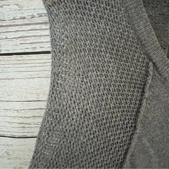 Rock & Republic Gray Long Sheer Sleeve Top Woman’s Sz XL Reverse Hem V Neck - Picture 4 of 6